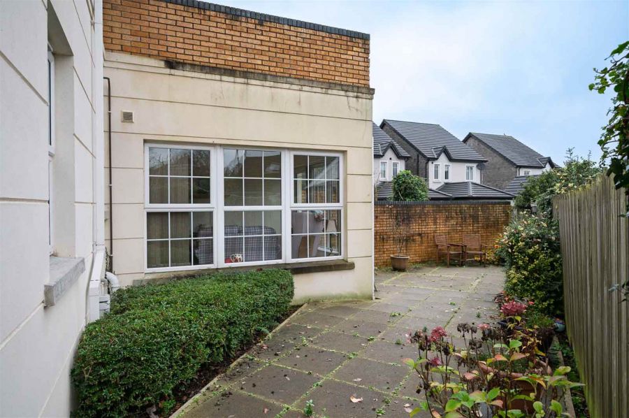 Apt 2 The Manor House, 14 Berkeley Hall Court