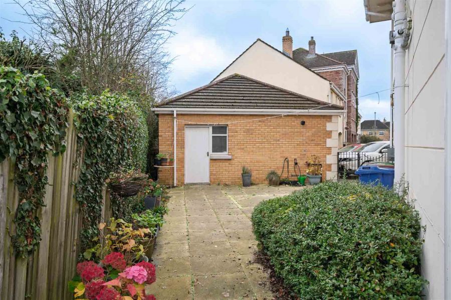 Apt 2 The Manor House, 14 Berkeley Hall Court