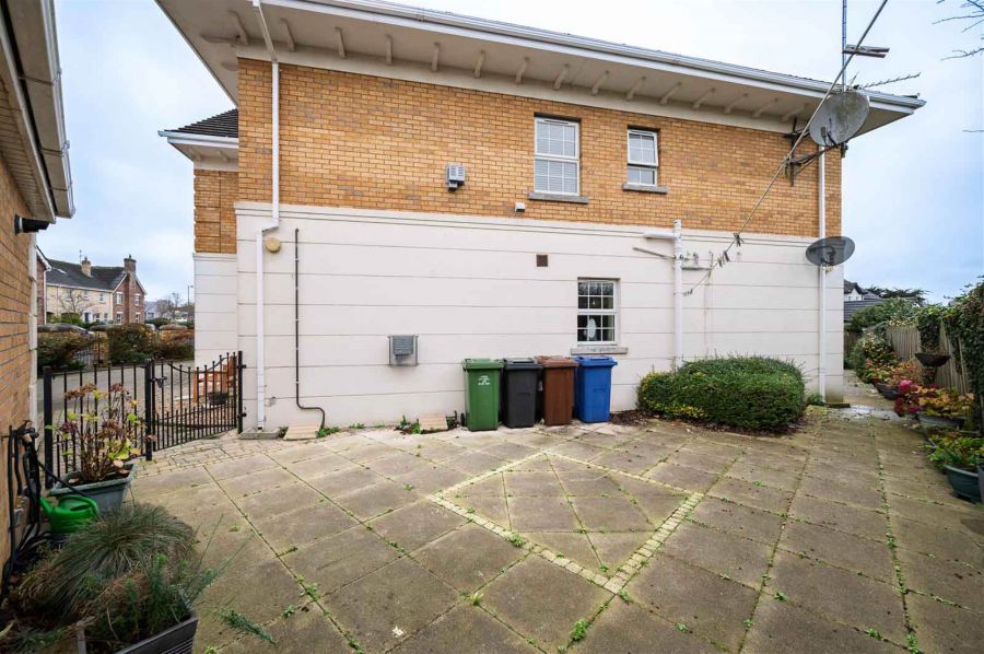 Apt 2 The Manor House, 14 Berkeley Hall Court