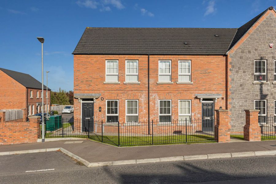 8 Fort Manor