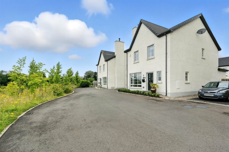 16 Fairfields Manor