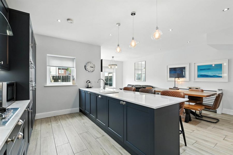 16 Fairfields Manor