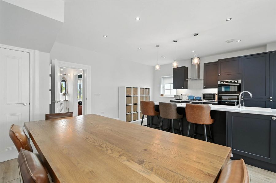 16 Fairfields Manor