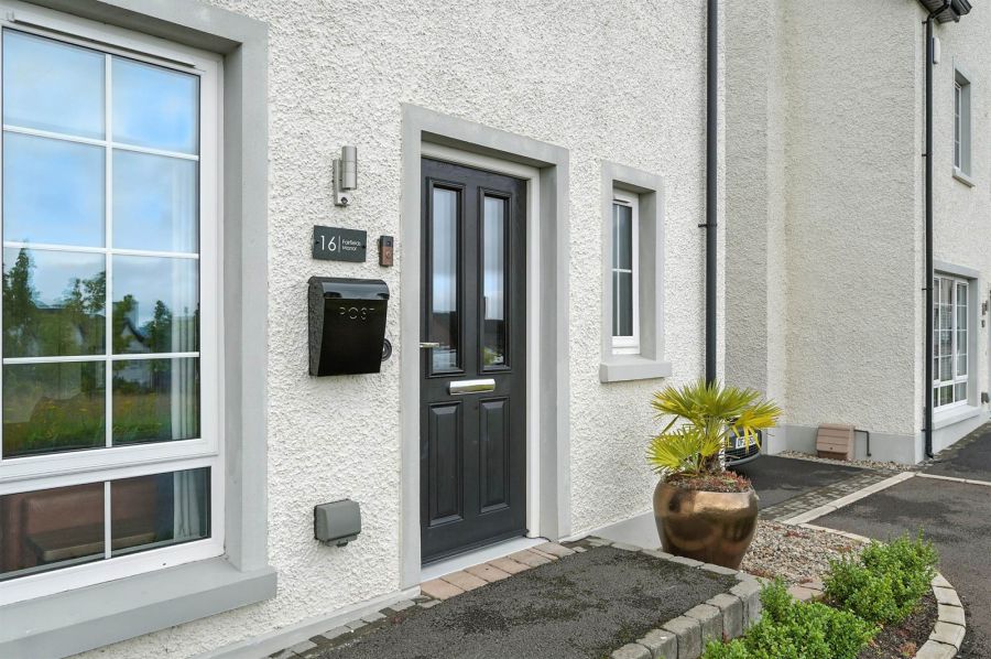 16 Fairfields Manor