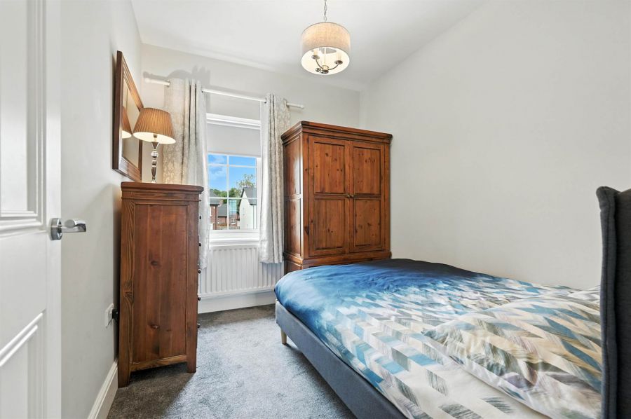 16 Fairfields Manor