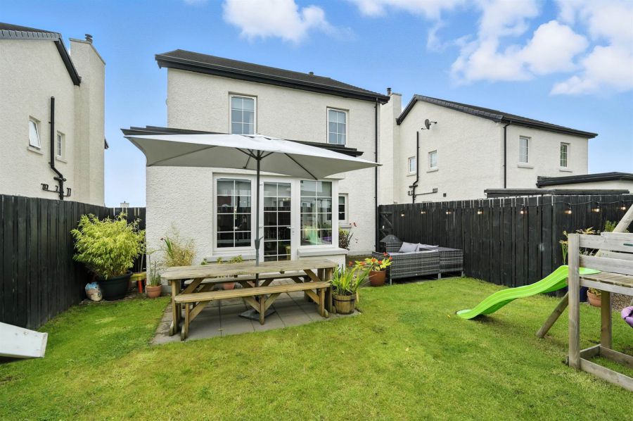 16 Fairfields Manor