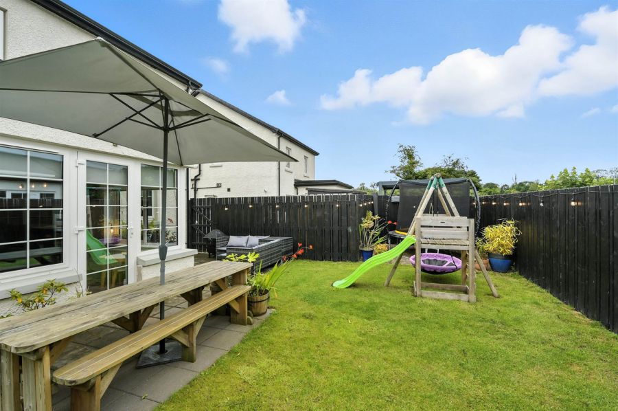 16 Fairfields Manor