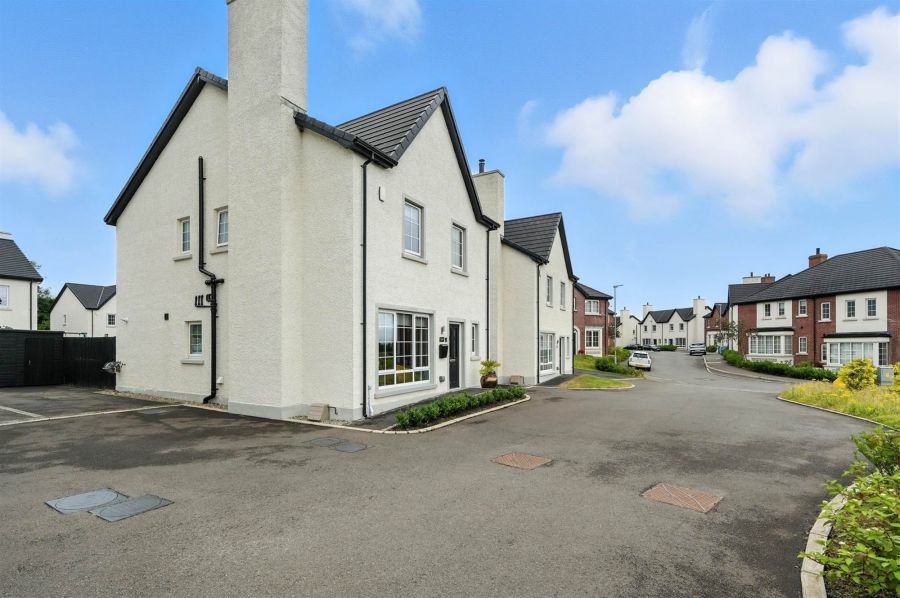 16 Fairfields Manor