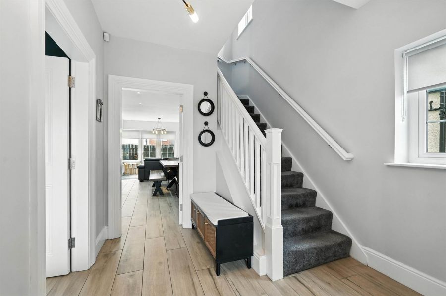 16 Fairfields Manor