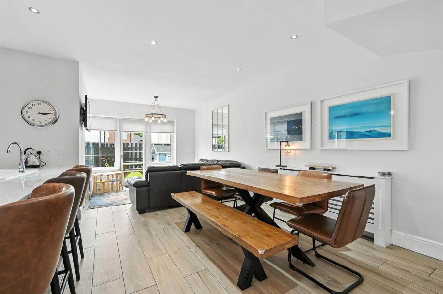 16 Fairfields Manor