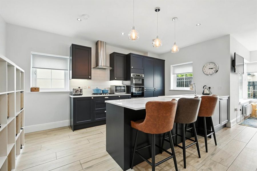 16 Fairfields Manor