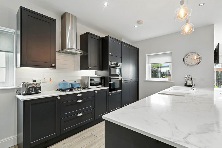 16 Fairfields Manor