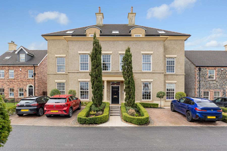 Penthouse Pied-A-Terre, 125 Ballantine Gardens