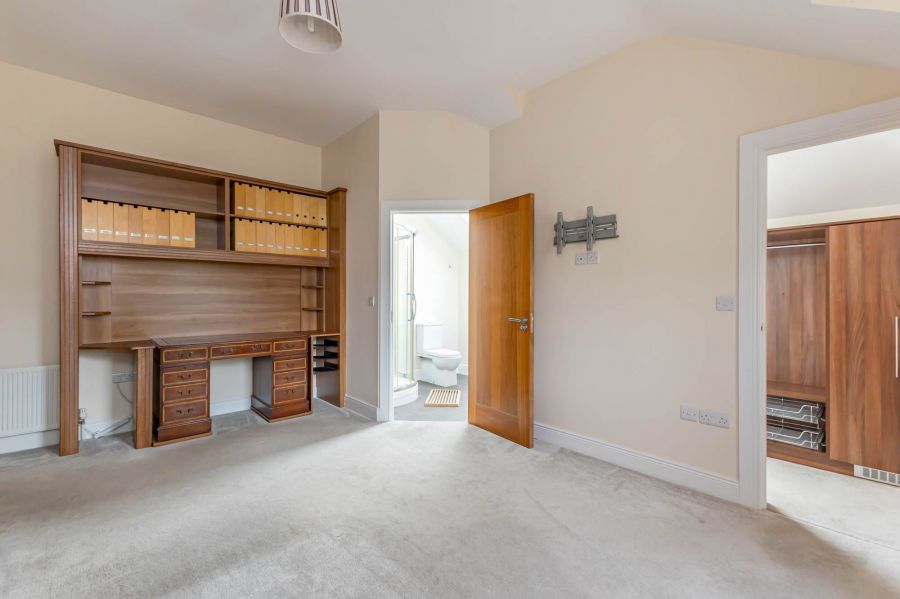 Penthouse Pied-A-Terre, 125 Ballantine Gardens