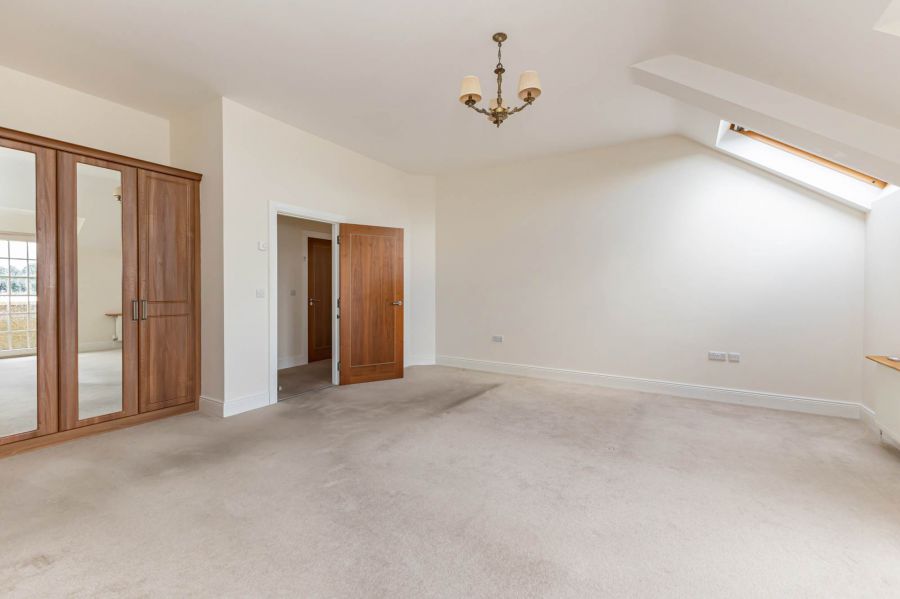 Penthouse Pied-A-Terre, 125 Ballantine Gardens