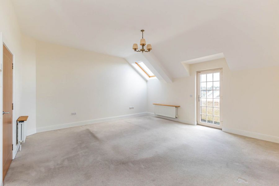 Penthouse Pied-A-Terre, 125 Ballantine Gardens