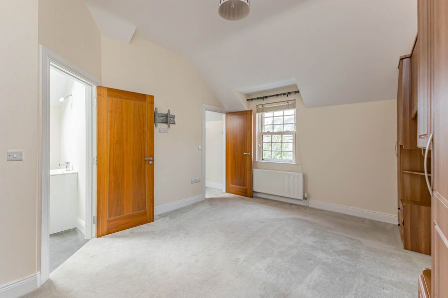 Penthouse Pied-A-Terre, 125 Ballantine Gardens