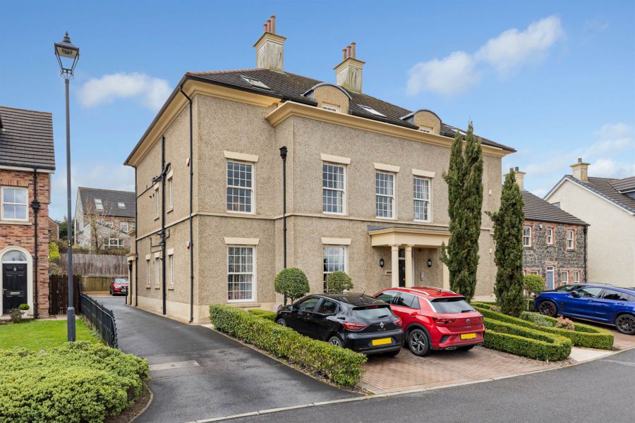 Penthouse Pied-A-Terre, 125 Ballantine Gardens
