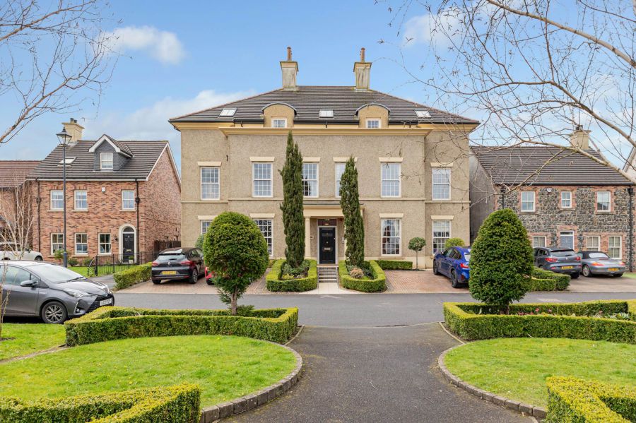Penthouse Pied-A-Terre, 125 Ballantine Gardens