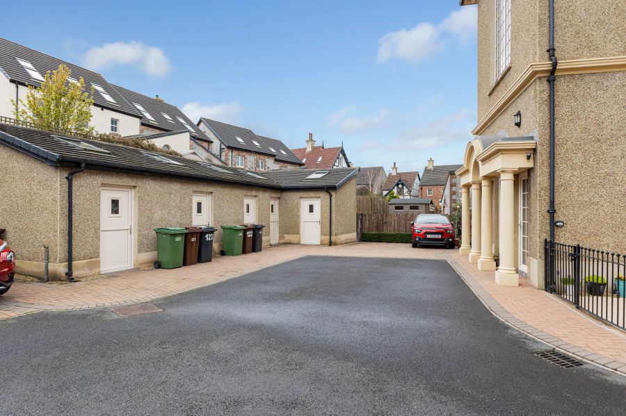 Penthouse Pied-A-Terre, 125 Ballantine Gardens