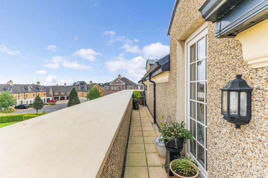 Penthouse Pied-A-Terre, 125 Ballantine Gardens