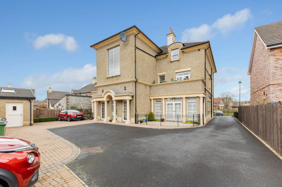 Penthouse Pied-A-Terre, 125 Ballantine Gardens