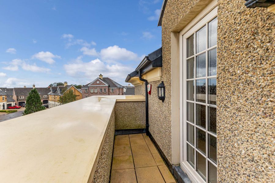 Penthouse Pied-A-Terre, 125 Ballantine Gardens