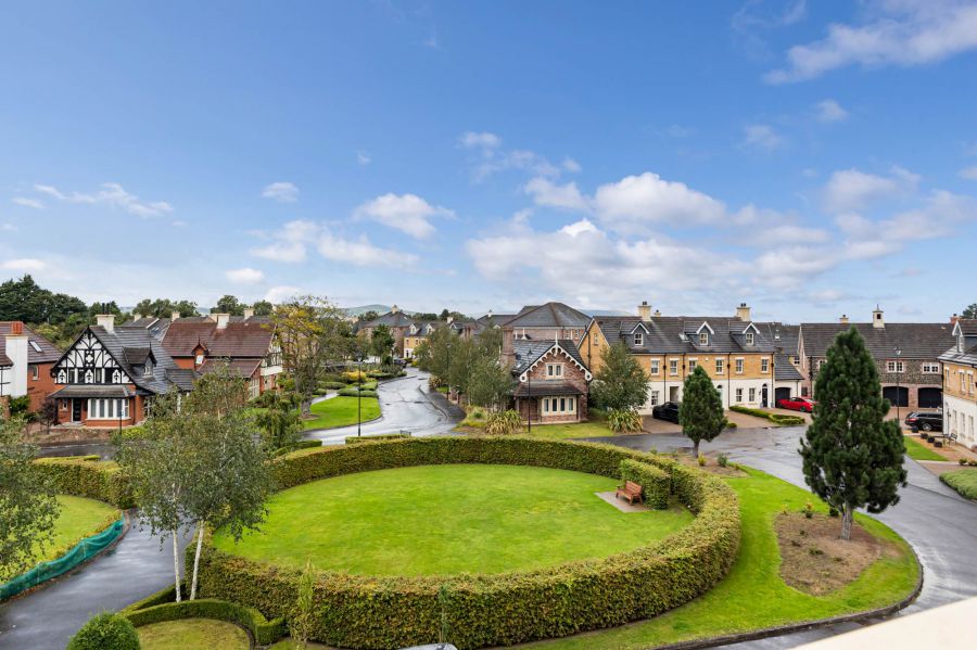 Penthouse Pied-A-Terre, 125 Ballantine Gardens