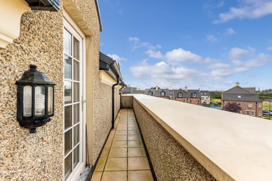 Penthouse Pied-A-Terre, 125 Ballantine Gardens