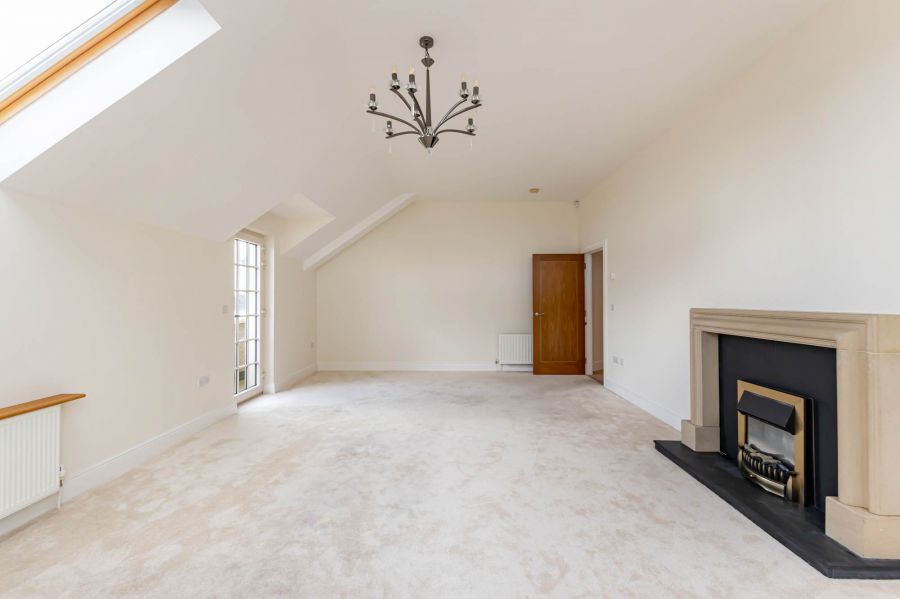 Penthouse Pied-A-Terre, 125 Ballantine Gardens
