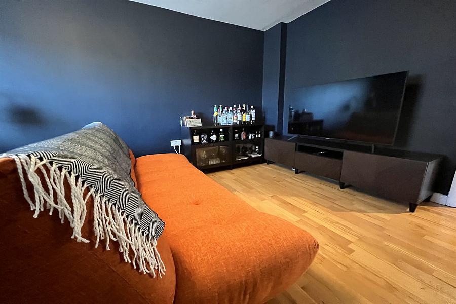 Apt 17 River House