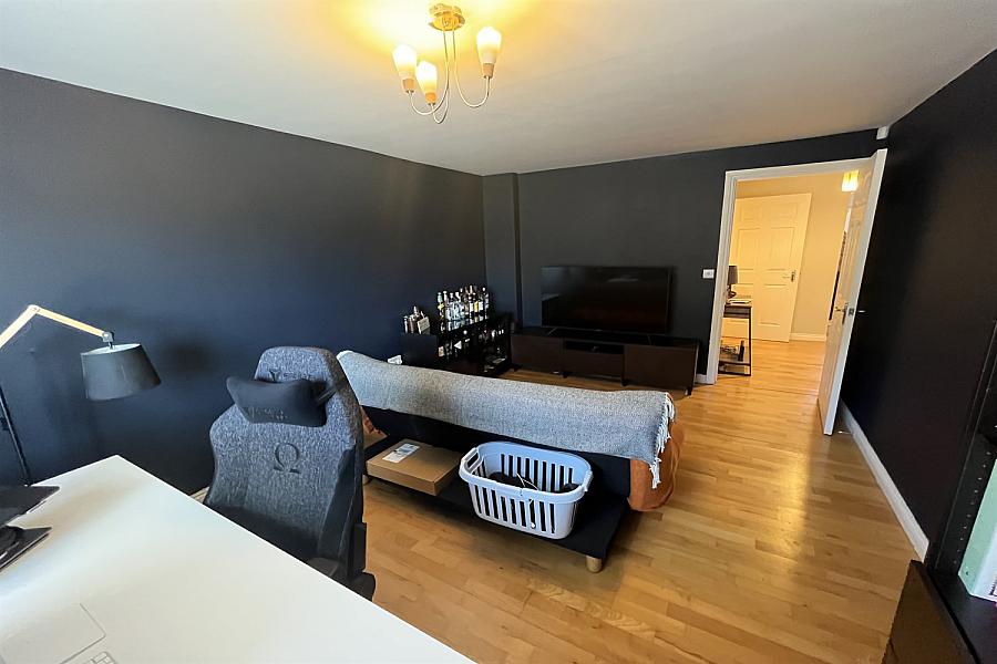 Apt 17 River House