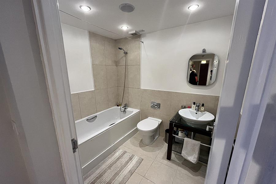 Apt 17 River House