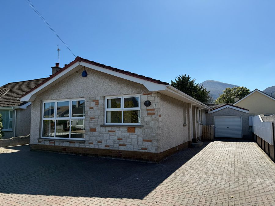 8 Larchfield Park