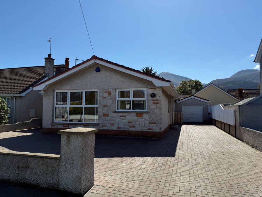 8 Larchfield Park