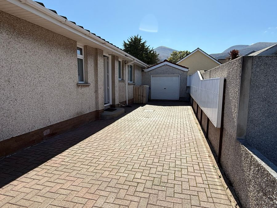 8 Larchfield Park