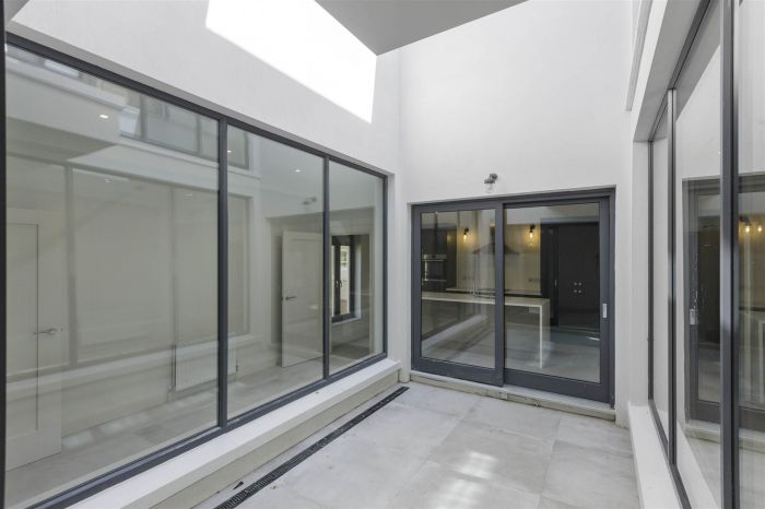 THE COURTYARD MEWS, 2 Crosby House THE COURTYARD MEWS, 2 Crosby House