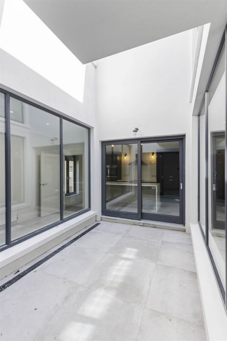 THE COURTYARD MEWS, 2 Crosby House THE COURTYARD MEWS, 2 Crosby House