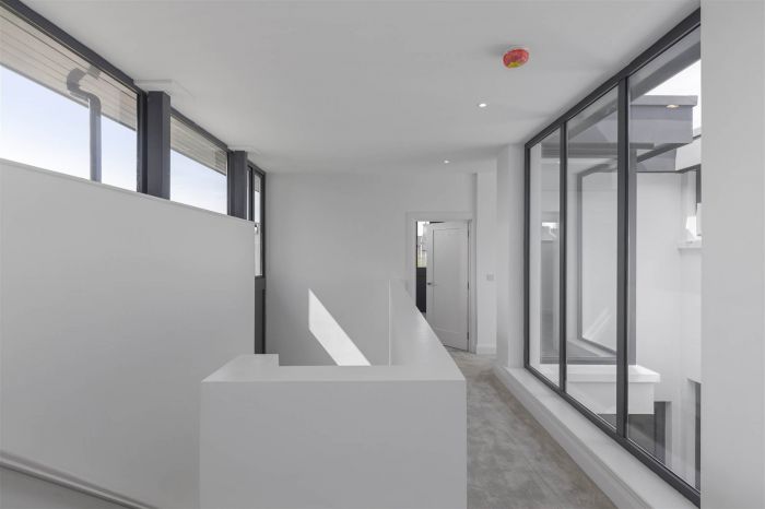 THE COURTYARD MEWS, 2 Crosby House THE COURTYARD MEWS, 2 Crosby House