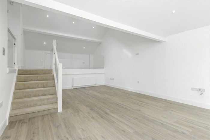 THE CLOCK TOWER APARTMENT, 4 Crosby House