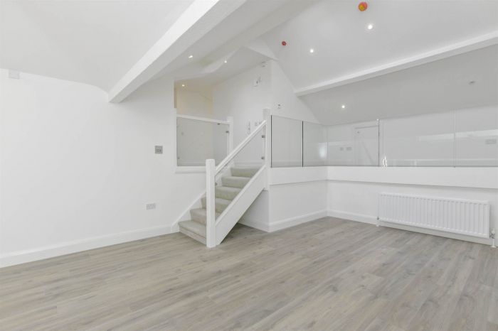 THE CLOCK TOWER APARTMENT, 4 Crosby House
