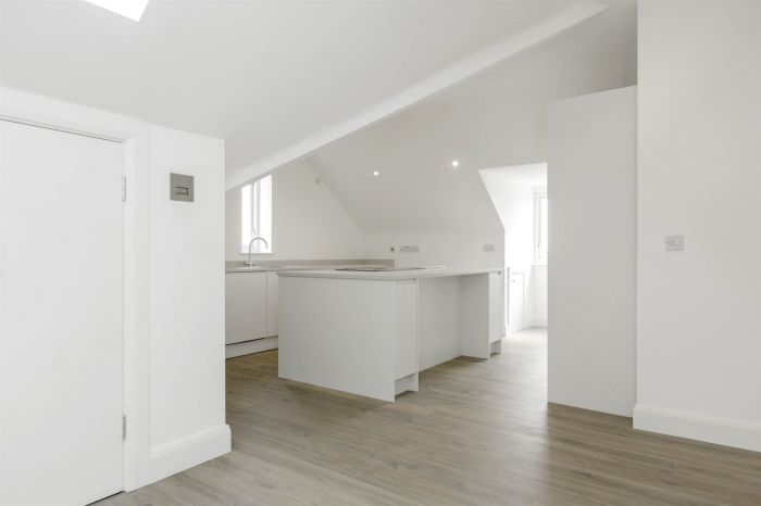 THE CLOCK TOWER APARTMENT, 4 Crosby House