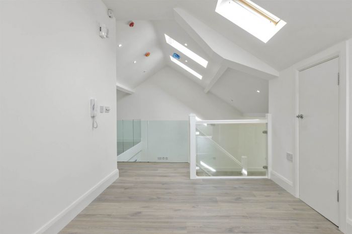 THE CLOCK TOWER APARTMENT, 4 Crosby House