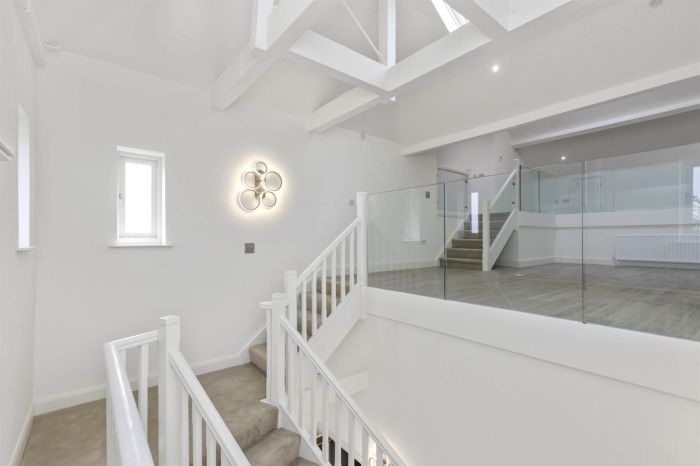 THE CLOCK TOWER APARTMENT, 4 Crosby House