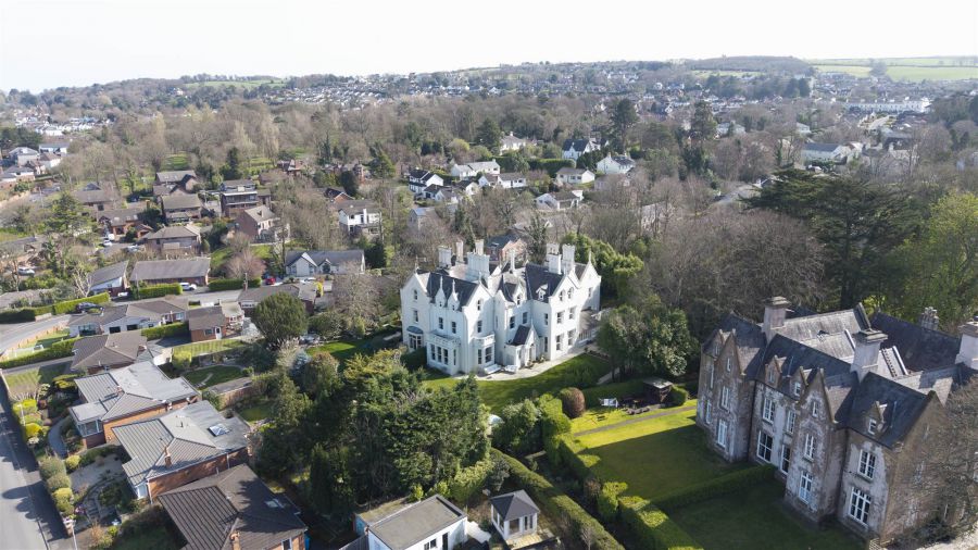 Tudor Hall, 5 Tudor Park