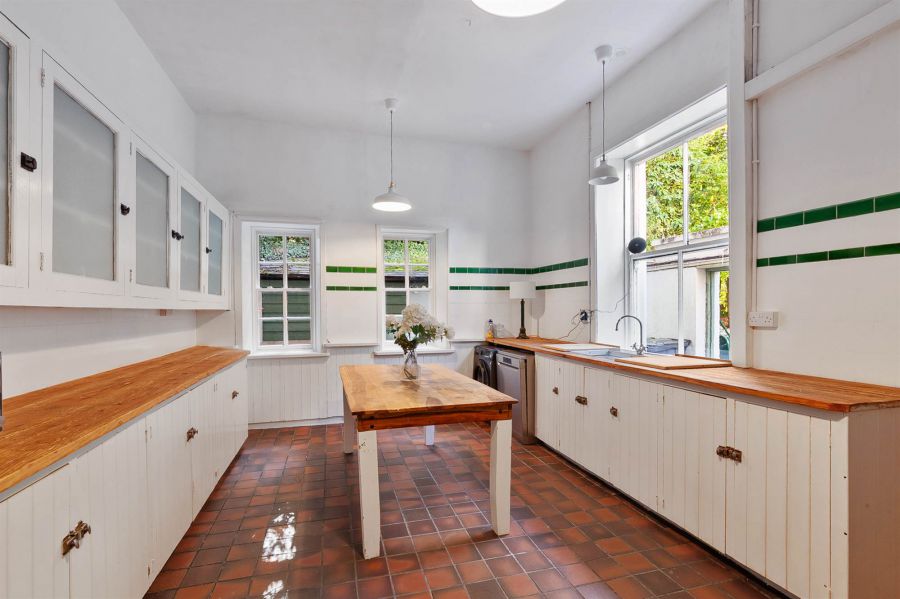 Tudor Hall, 5 Tudor Park