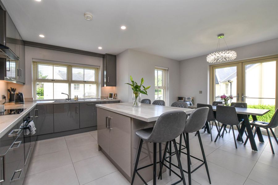 4 Strangford Manor