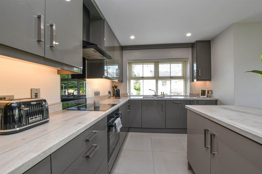 4 Strangford Manor
