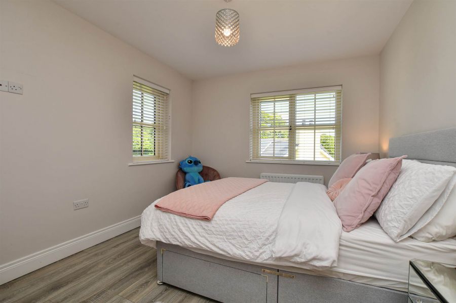 4 Strangford Manor
