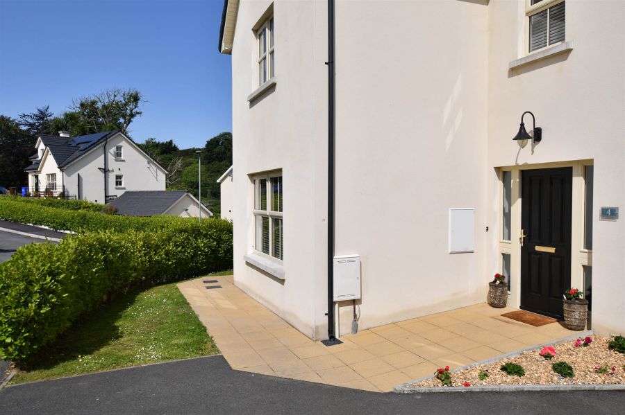 4 Strangford Manor
